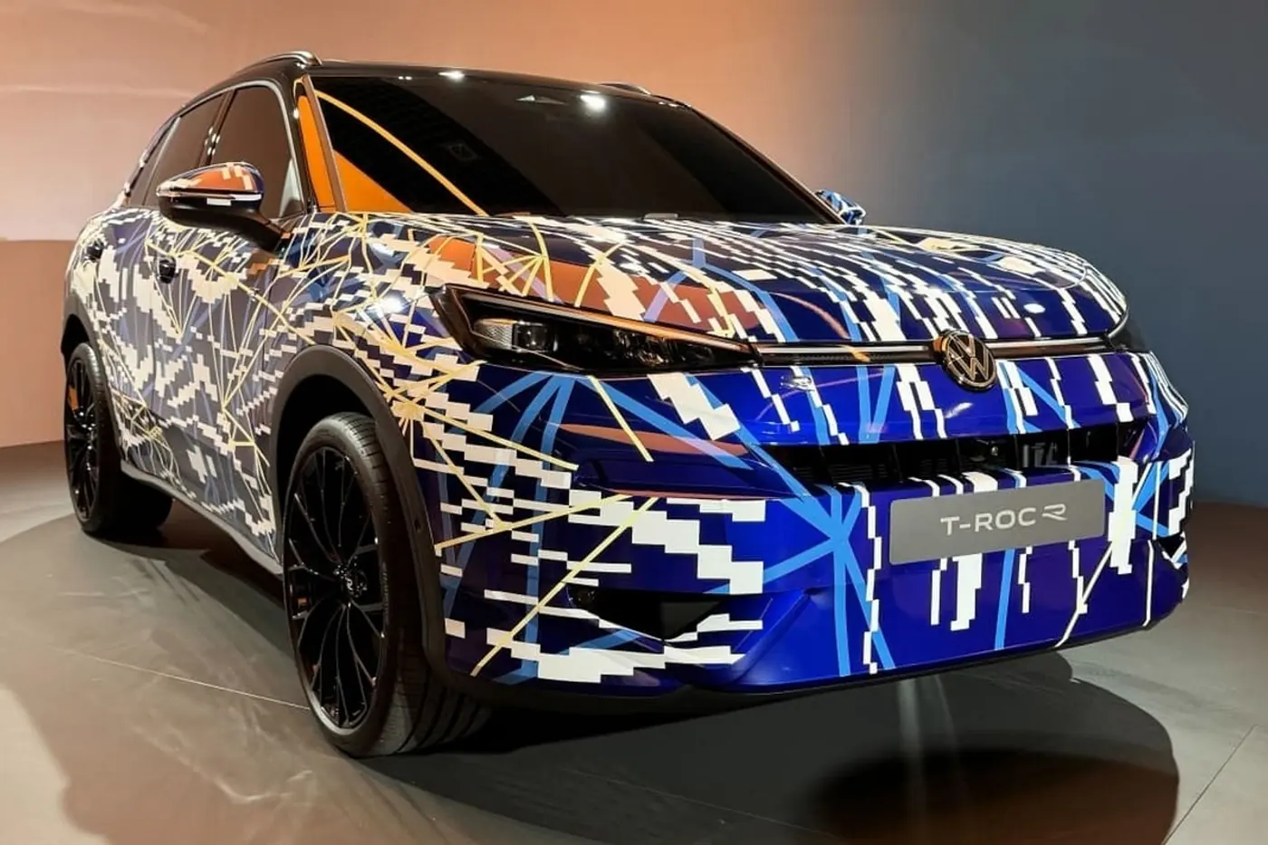 Еще «горячее»: Volkswagen готовит к премьере новый паркетник T-Roc R