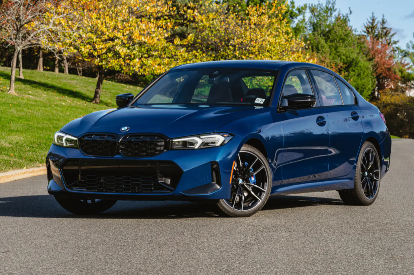 BMW 3‑й серии отмечает 50 лет: представлен юбилейный седан с отсылками к прошлым поколениям