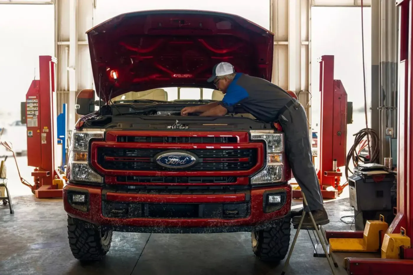 Ford не может найти механиков: почему американцы не идут на работу за $120 тысяч в год
