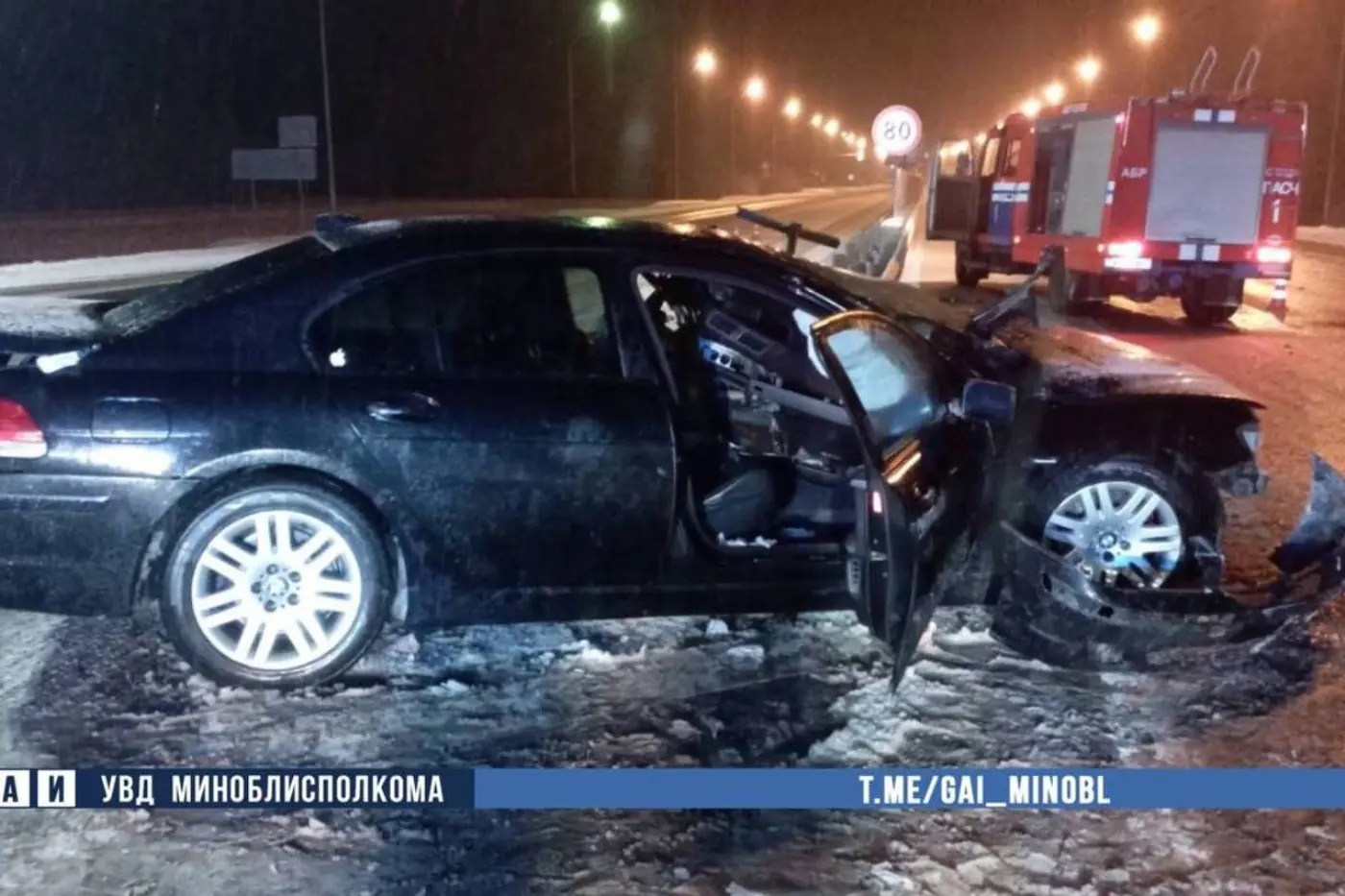 Отбойник оказался в салоне BMW на трассе Р23