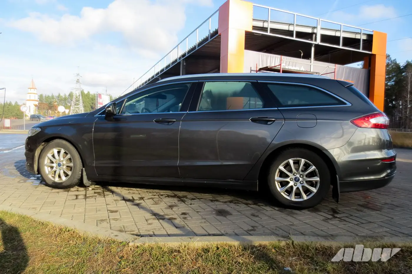 Ford_Mondeo_сбоку
