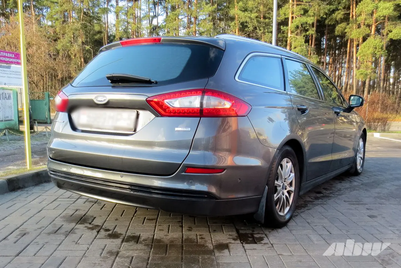 Ford_Mondeo_сзади_справа
