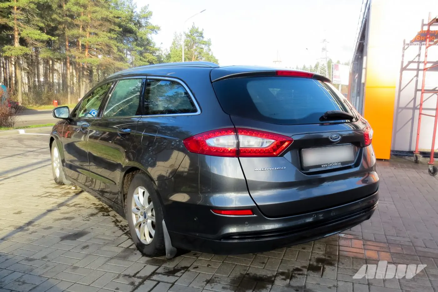 Ford_Mondeo_сзади_слева