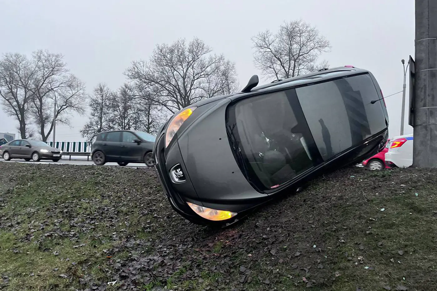 На МКАД Peugeot перевернулся после резкого маневра: момент запечатлел регистратор