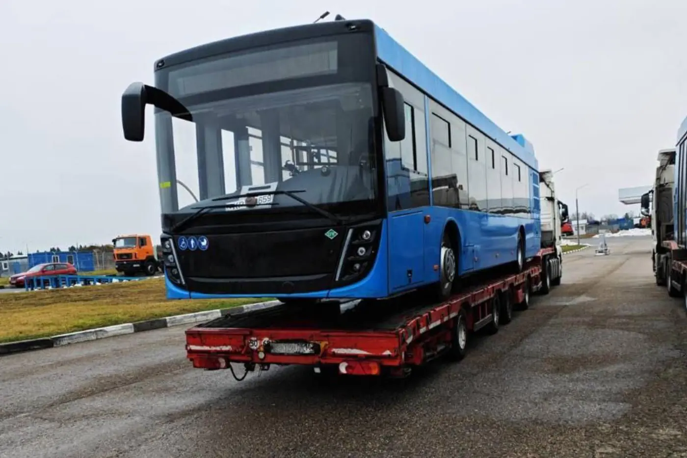 Очевидец снял отгрузку газовых МАЗов для Красноярска