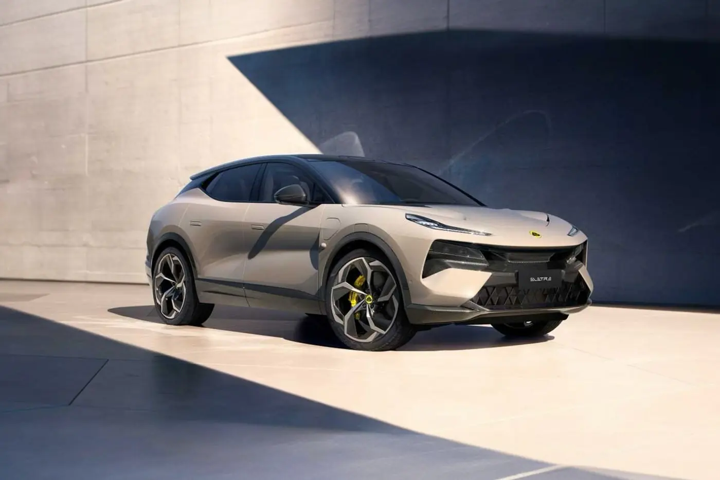 Lotus меняет вектор: электромобили уступают гибридам