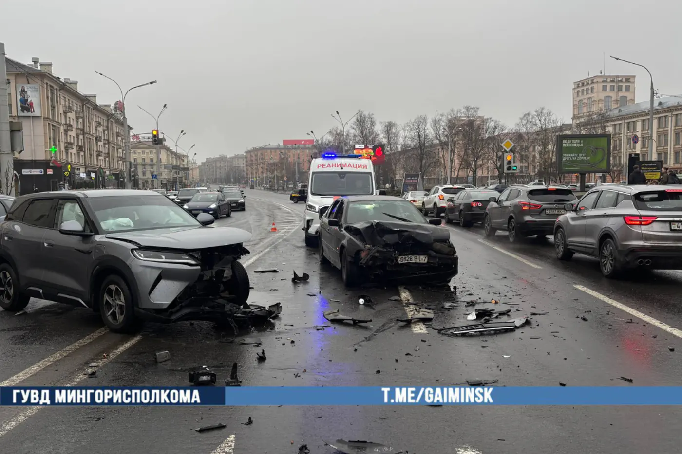 На проспекте Независимости в Минске водитель BMW уснул и вылетел на встречку: видео