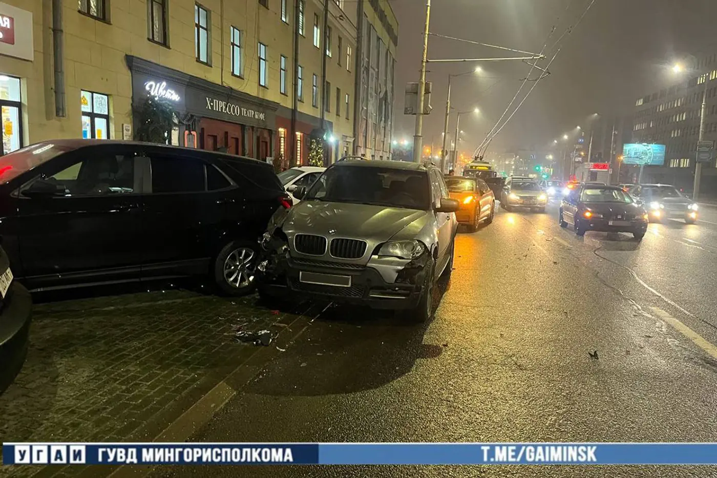 Маневр не удался: из-за ошибки водителя BMW пострадало 5 автомобилей