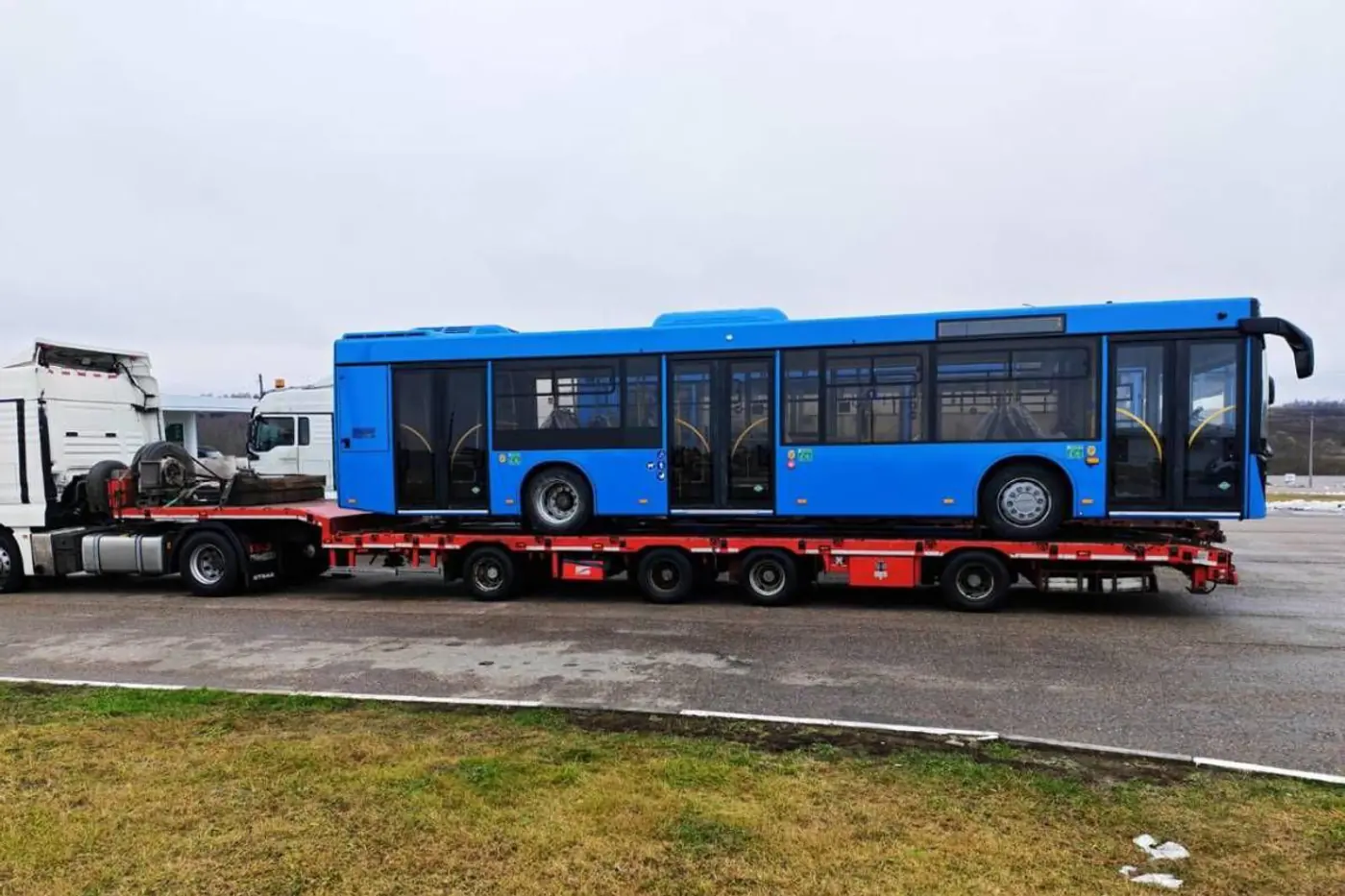 Очевидец снял отгрузку газовых МАЗов для Красноярска