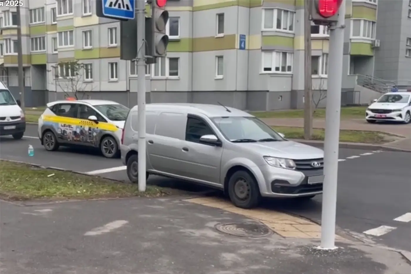 Пешехода, переходившего дорогу на красный в Минске, сбил автомобиль: видео