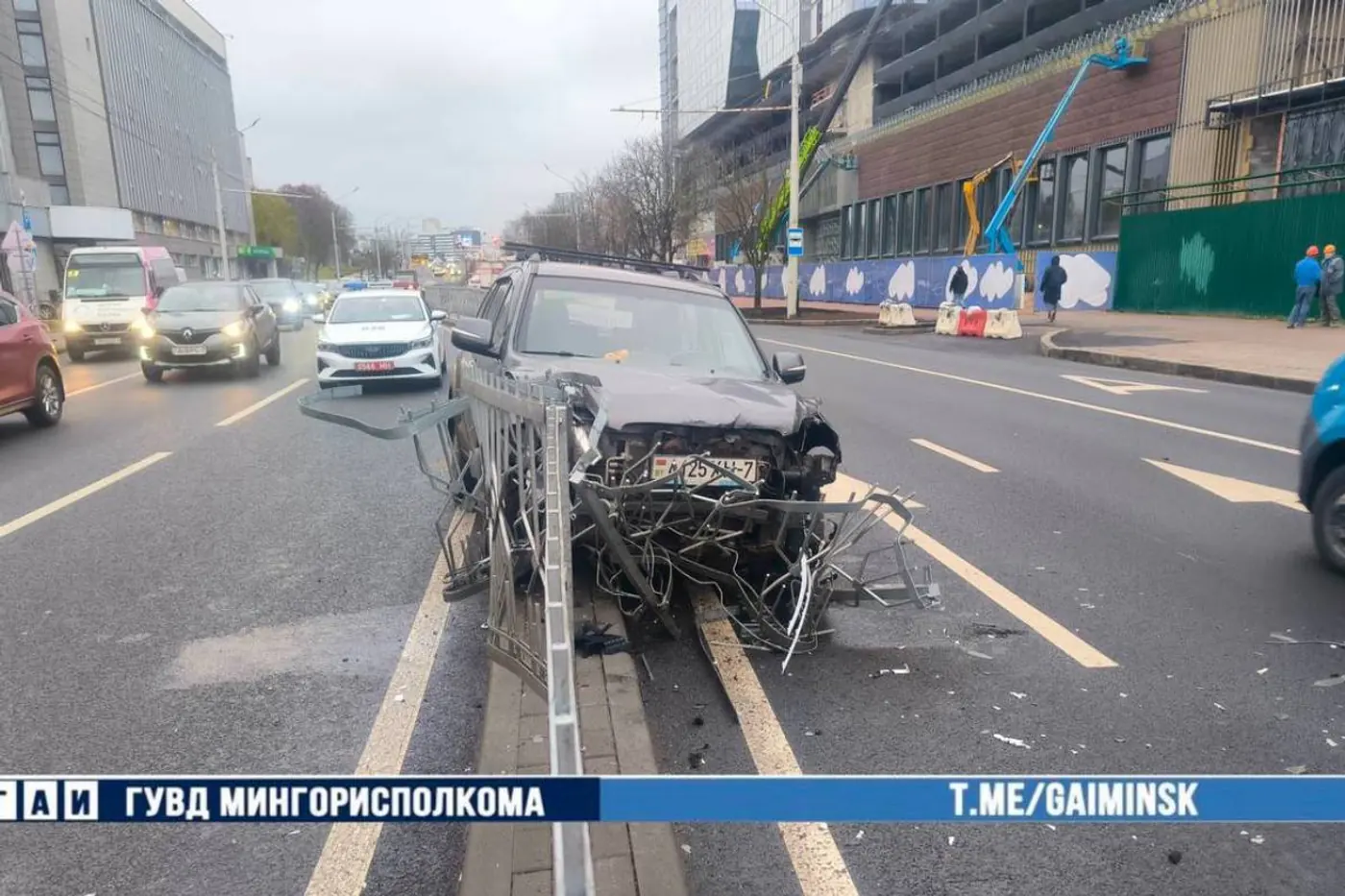 На Немиге Lifan проверил прочность разделительного ограждения