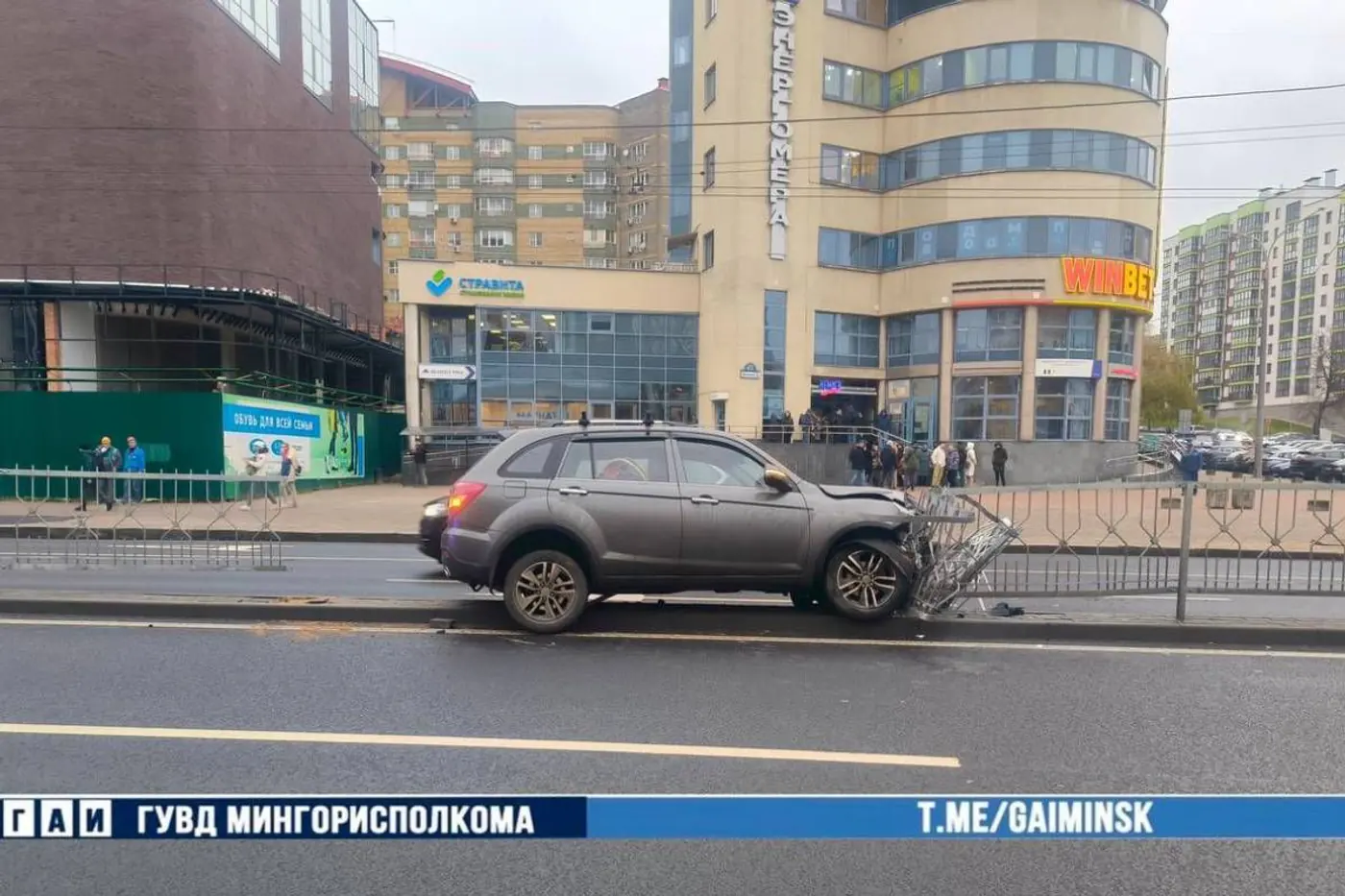На Немиге Lifan проверил прочность разделительного ограждения