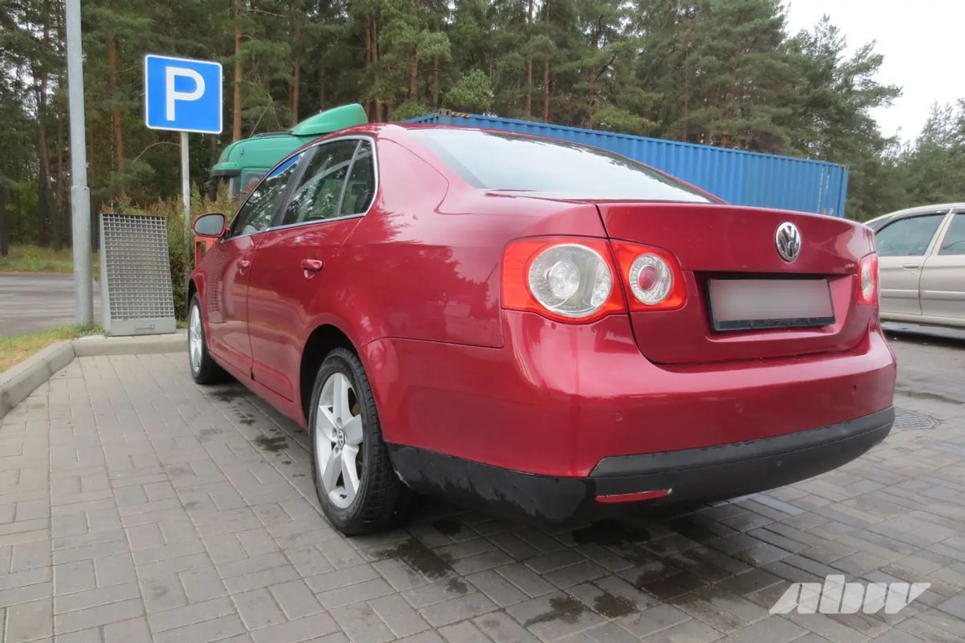VW_Jetta_сзади_слева