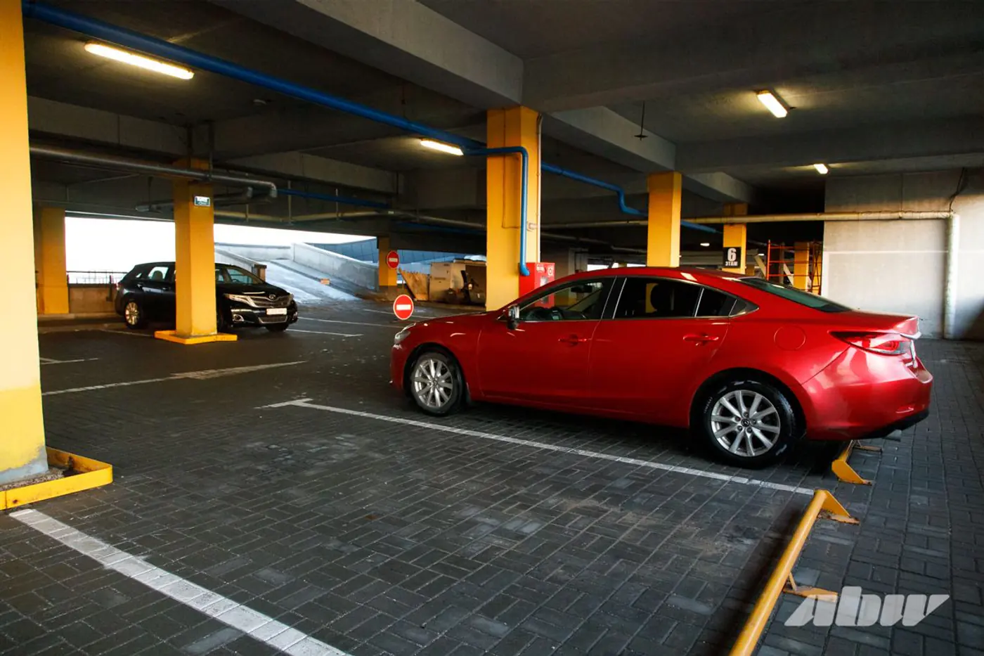 «Отдельный вид искусства»: эти минские паркинги вызывают трудности у водителей