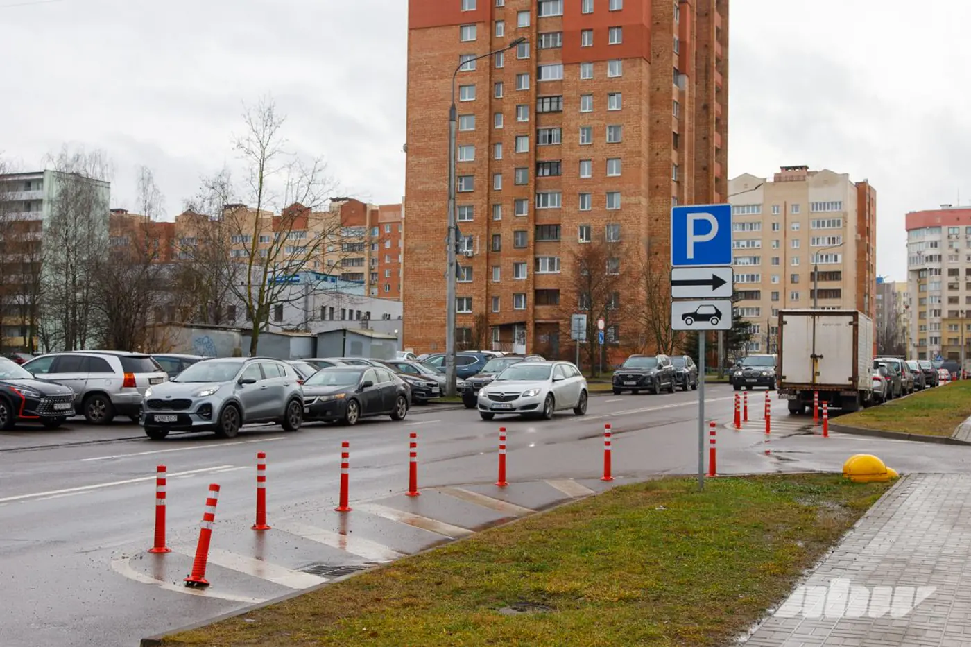 «Отдельный вид искусства»: эти минские паркинги вызывают трудности у водителей
