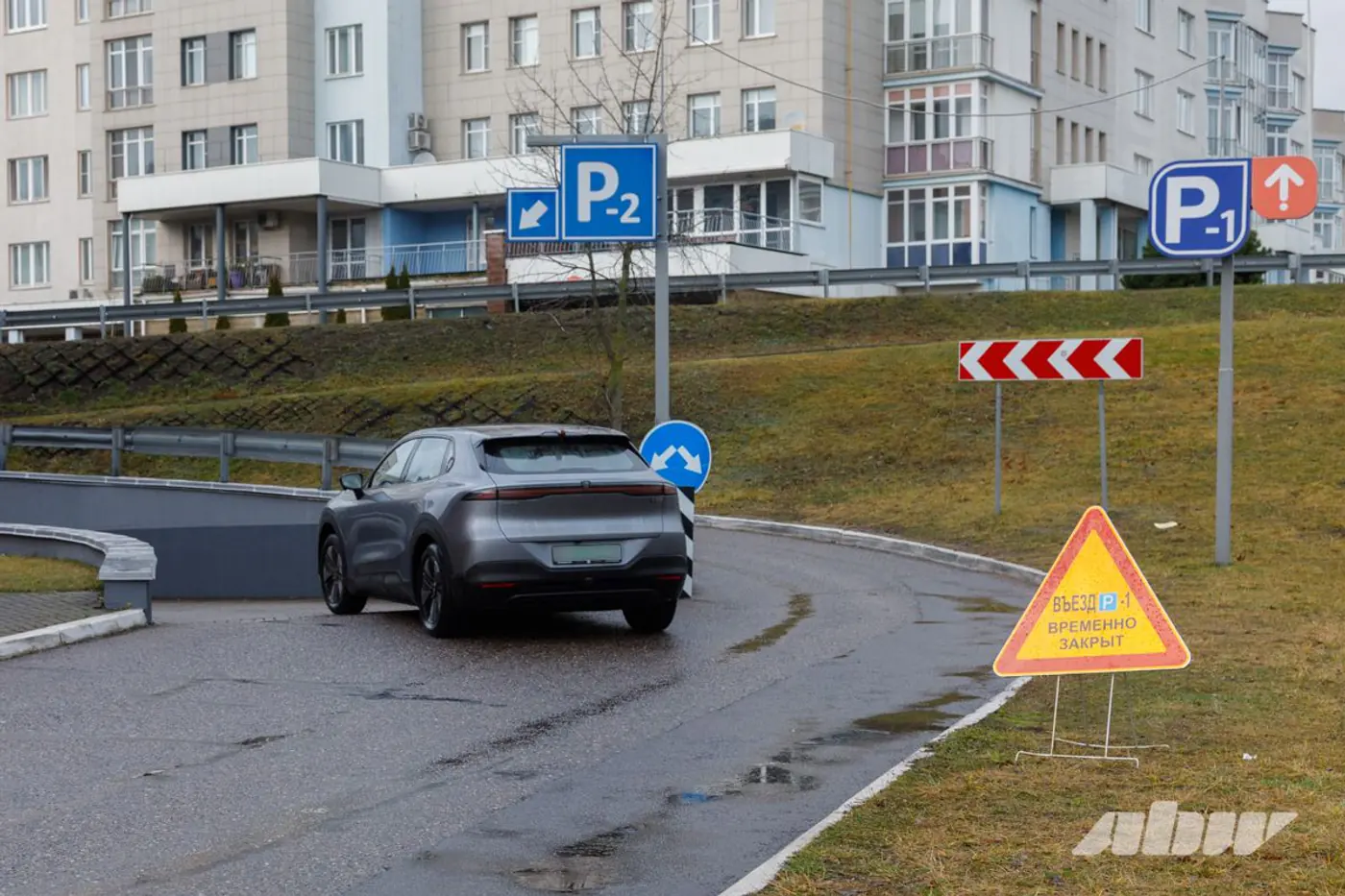 «Отдельный вид искусства»: эти минские паркинги вызывают трудности у водителей