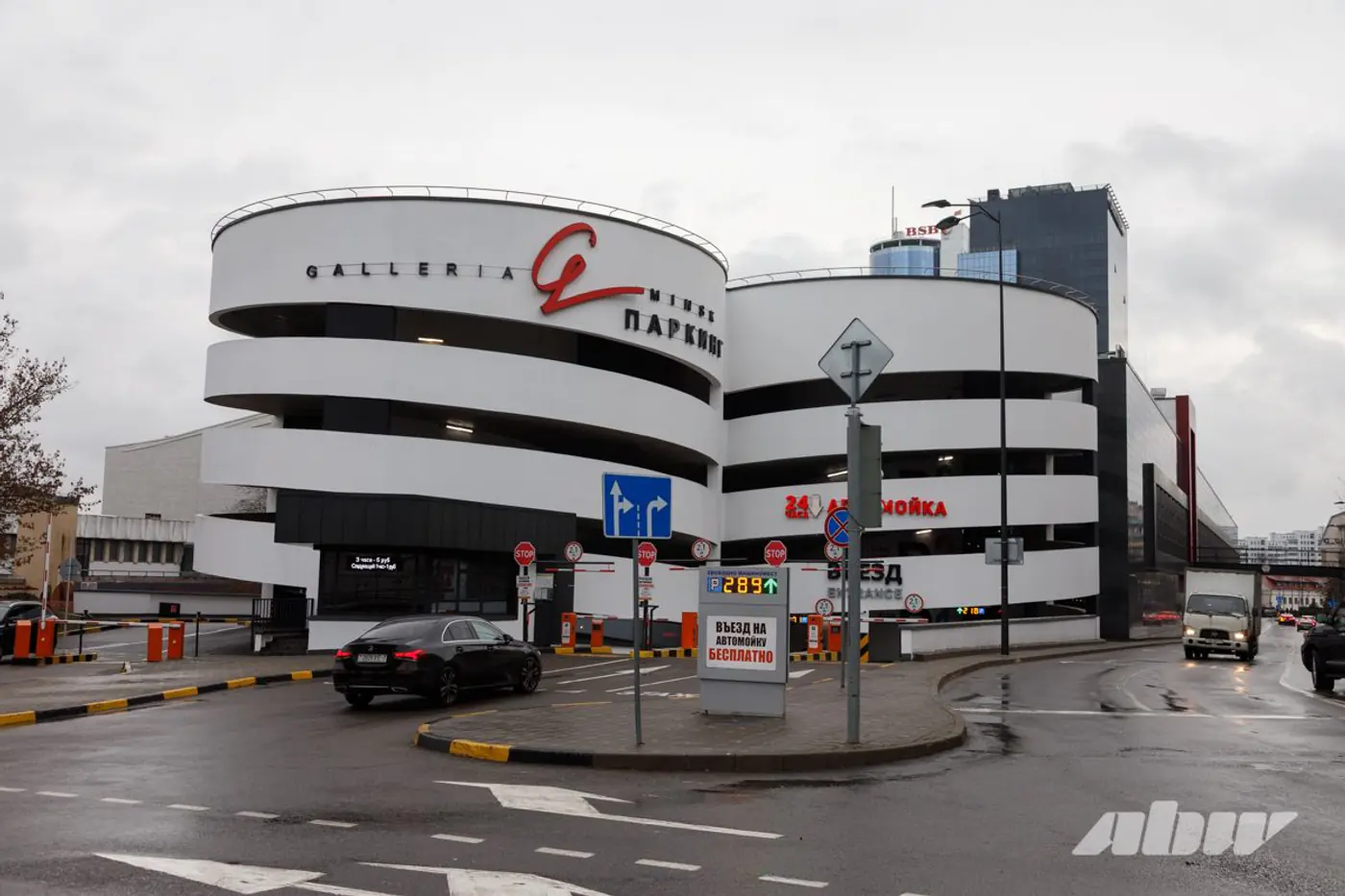 «Отдельный вид искусства»: эти минские паркинги вызывают трудности у водителей