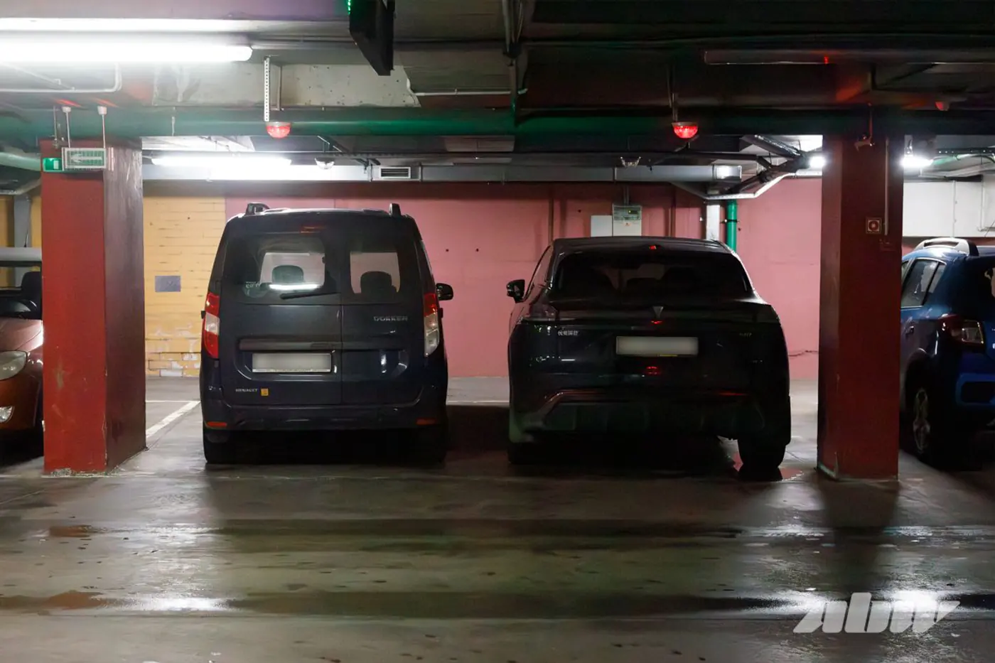 «Отдельный вид искусства»: эти минские паркинги вызывают трудности у водителей