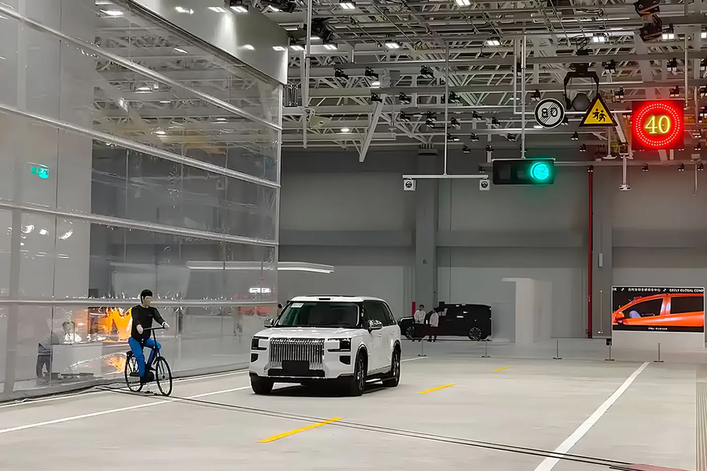 Пять рекордов Гиннесса за раз: Geely и Volvo открыли самый большой центр безопасности