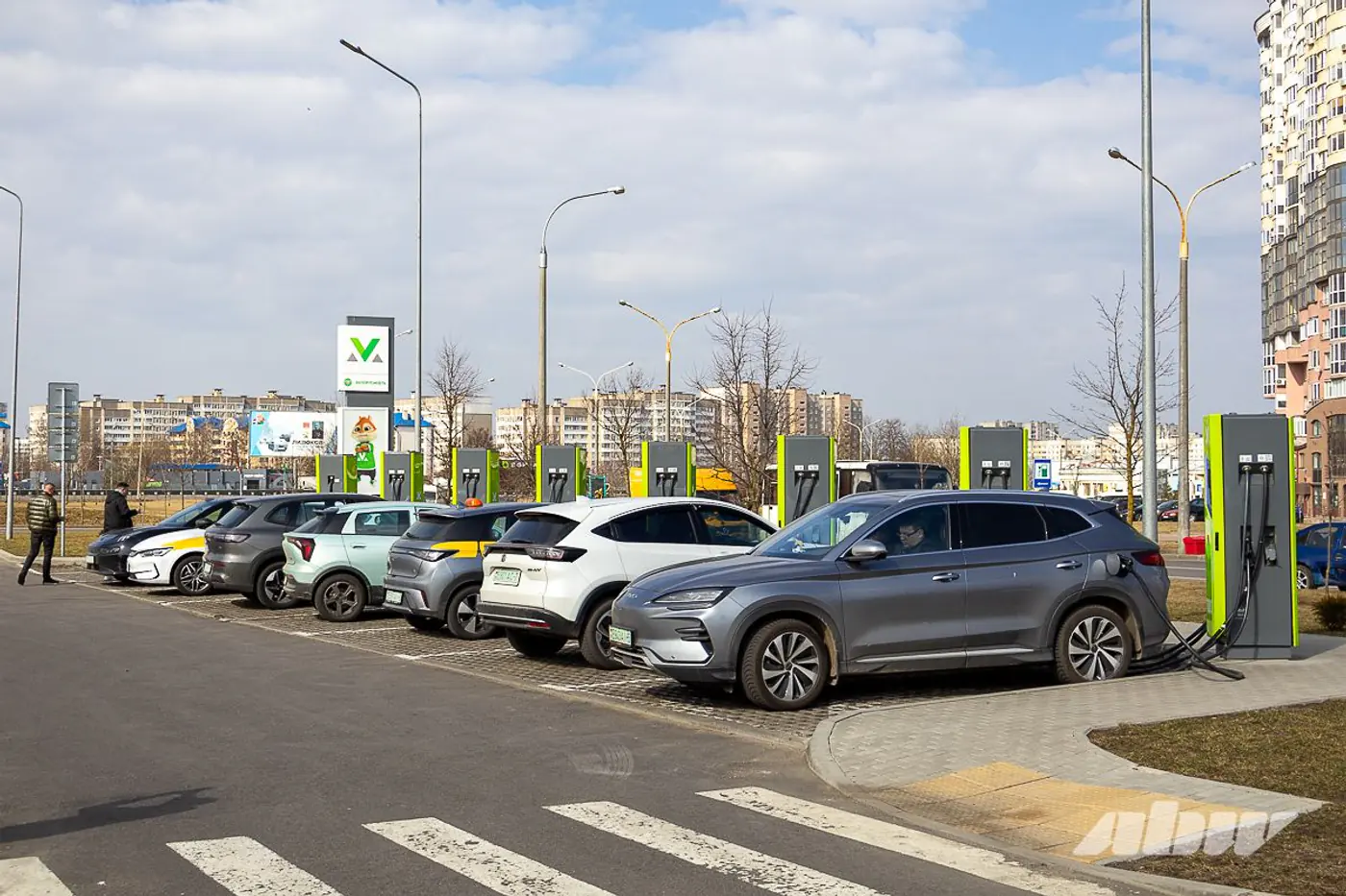 Электромобили останутся доступными, гибриды – нет: что еще изменится в следующем году