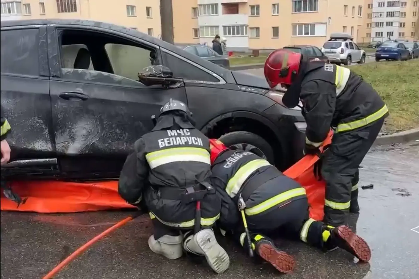 В Минске тушили электрокар: на сутки поместили в мобильный резервуар