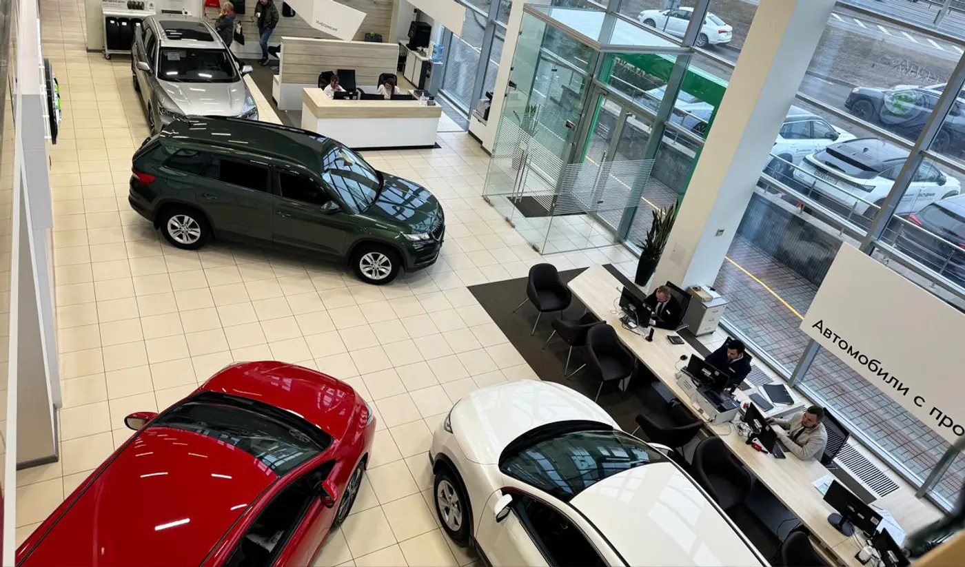 В Беларуси начали продавать почти новые авто дешевле рынка. Что происходит