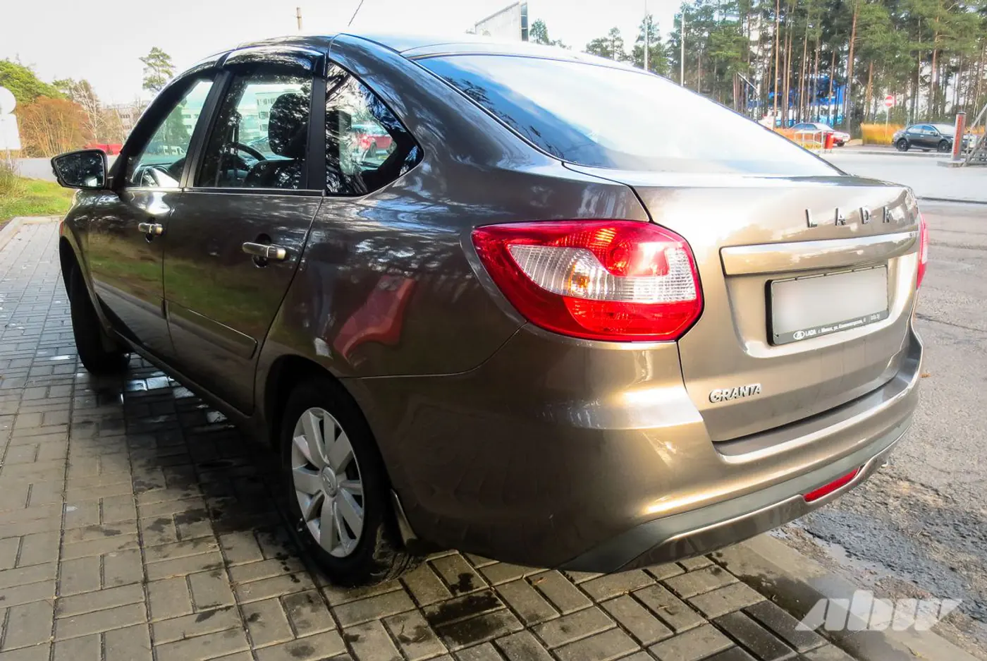 Lada_Granta_сзади_слева