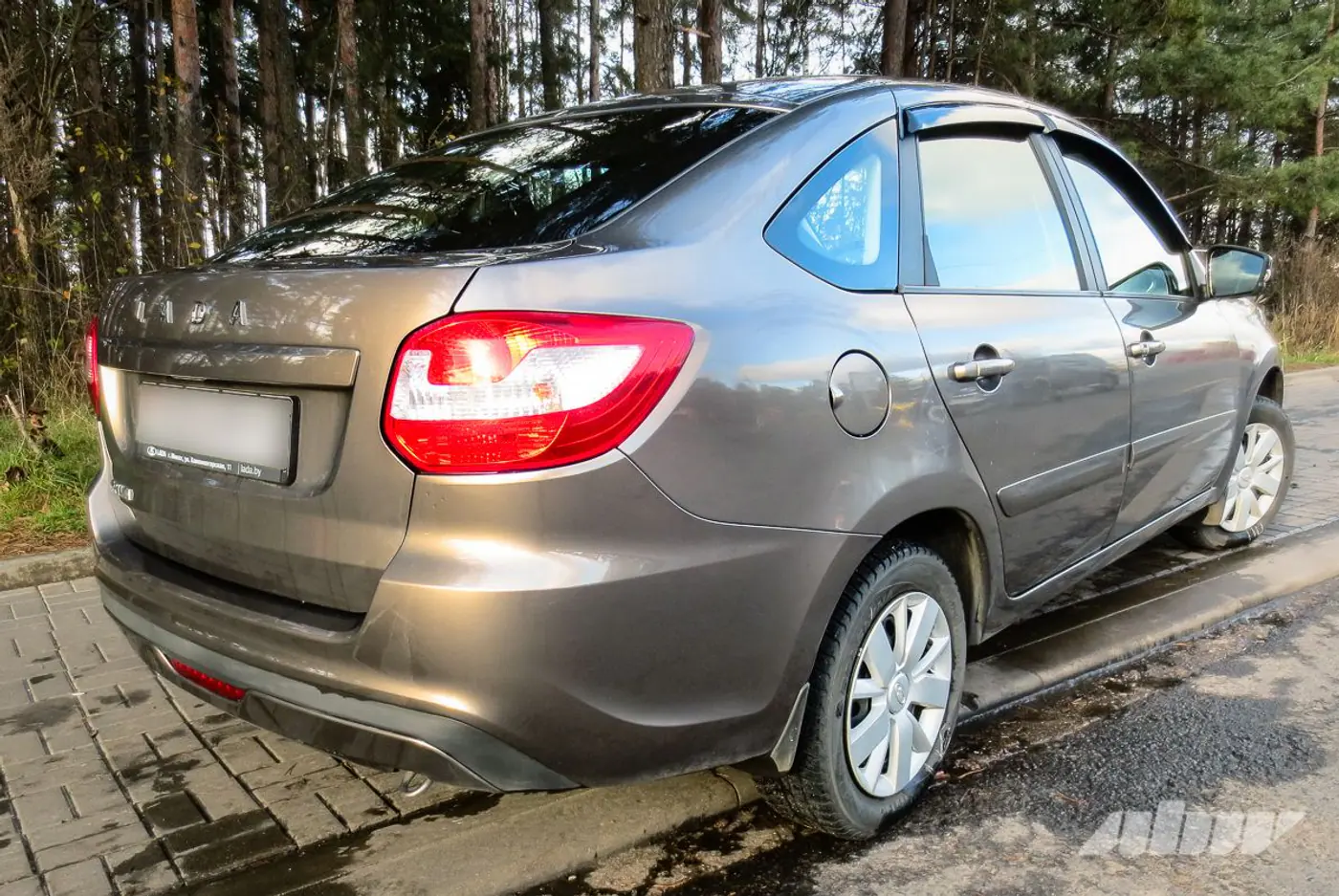 Lada_Granta_сзади_справа