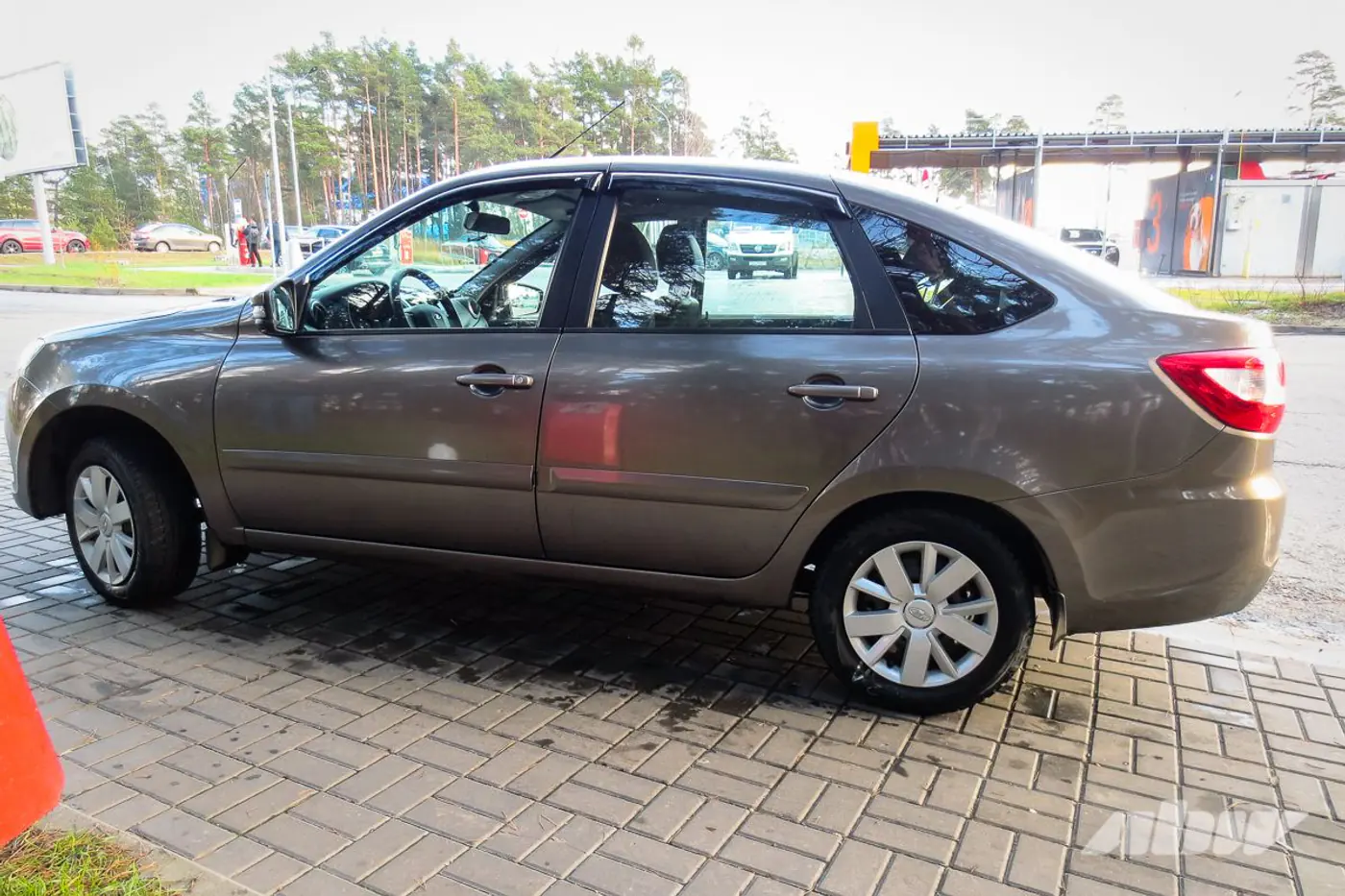 Lada_Granta_сбоку