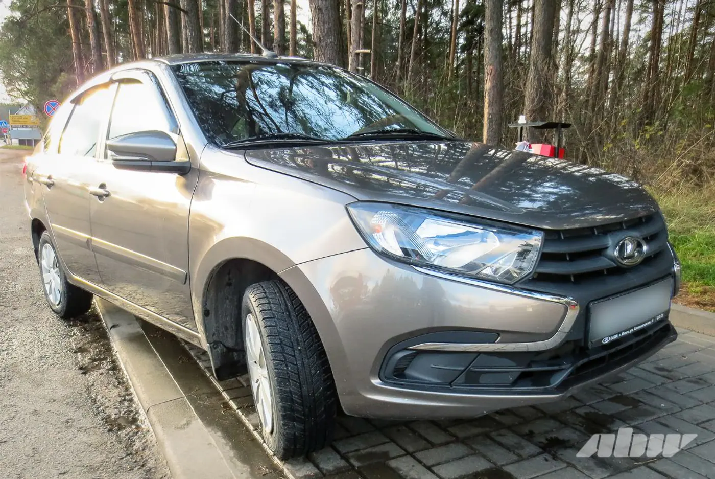 Lada_Granta_спереди_справа