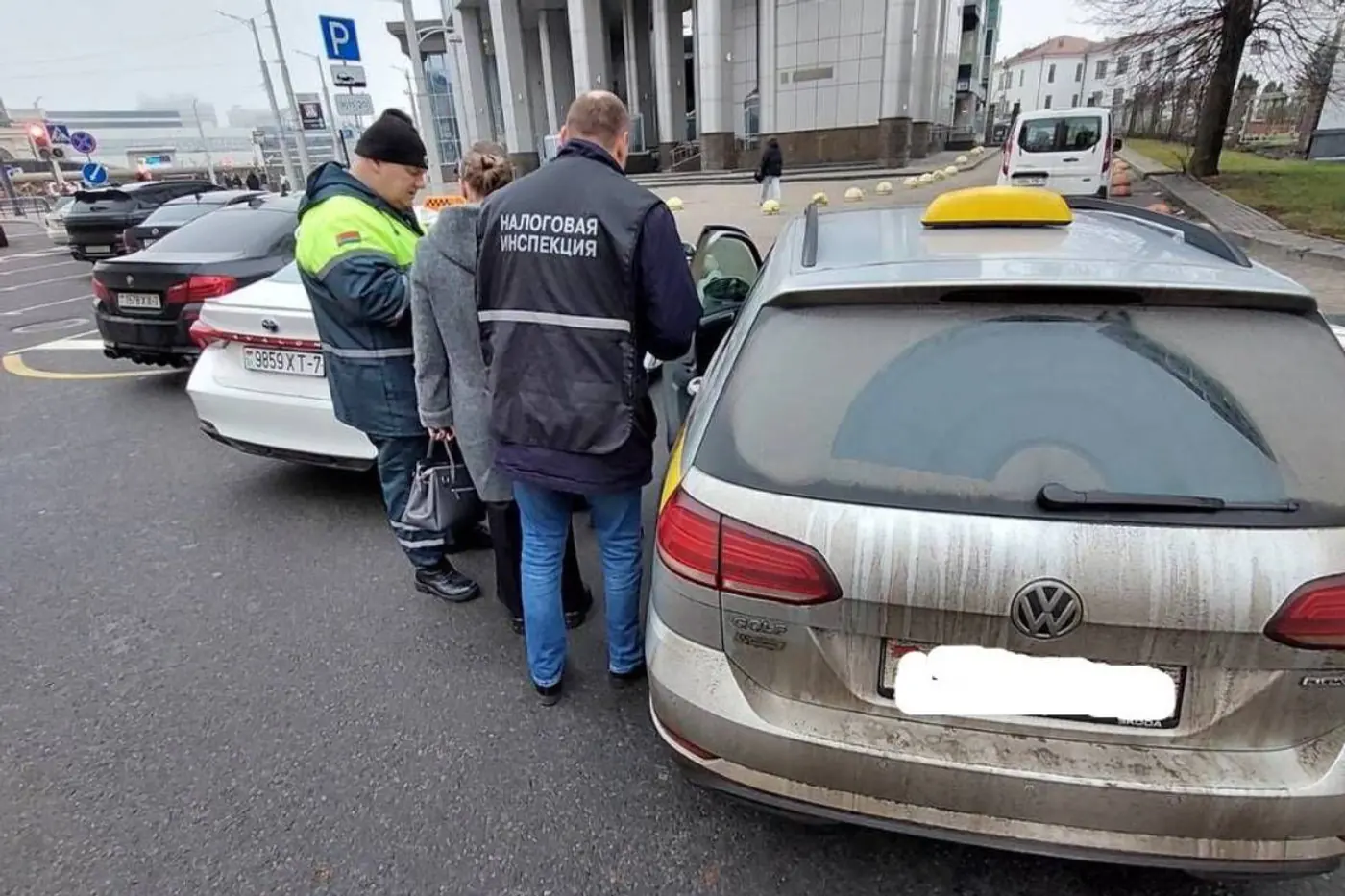 Налоговая проверяет минских таксистов на дорогах