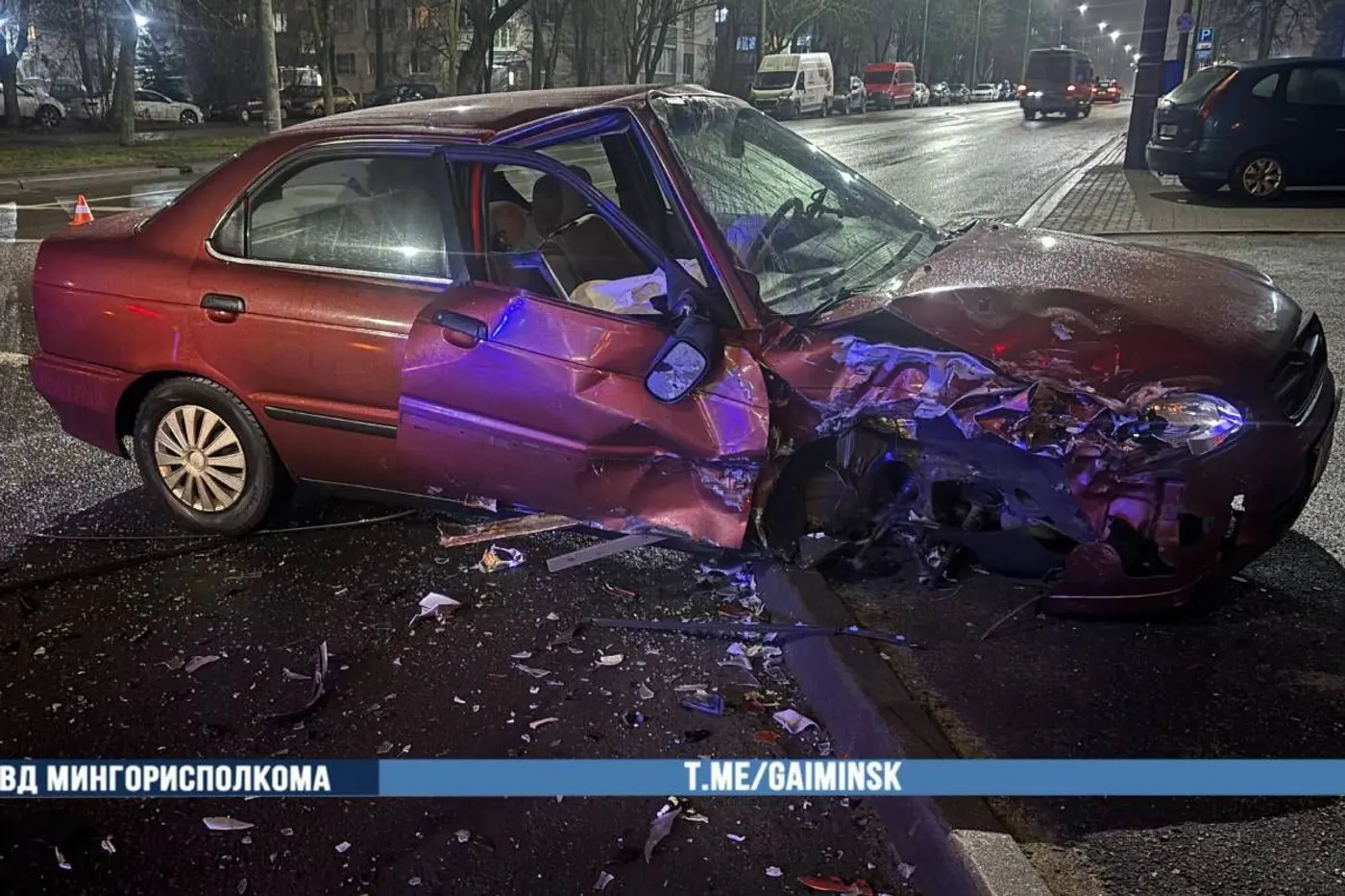 Два автомобиля не разъехались в Минске – у одного вырвало колесо