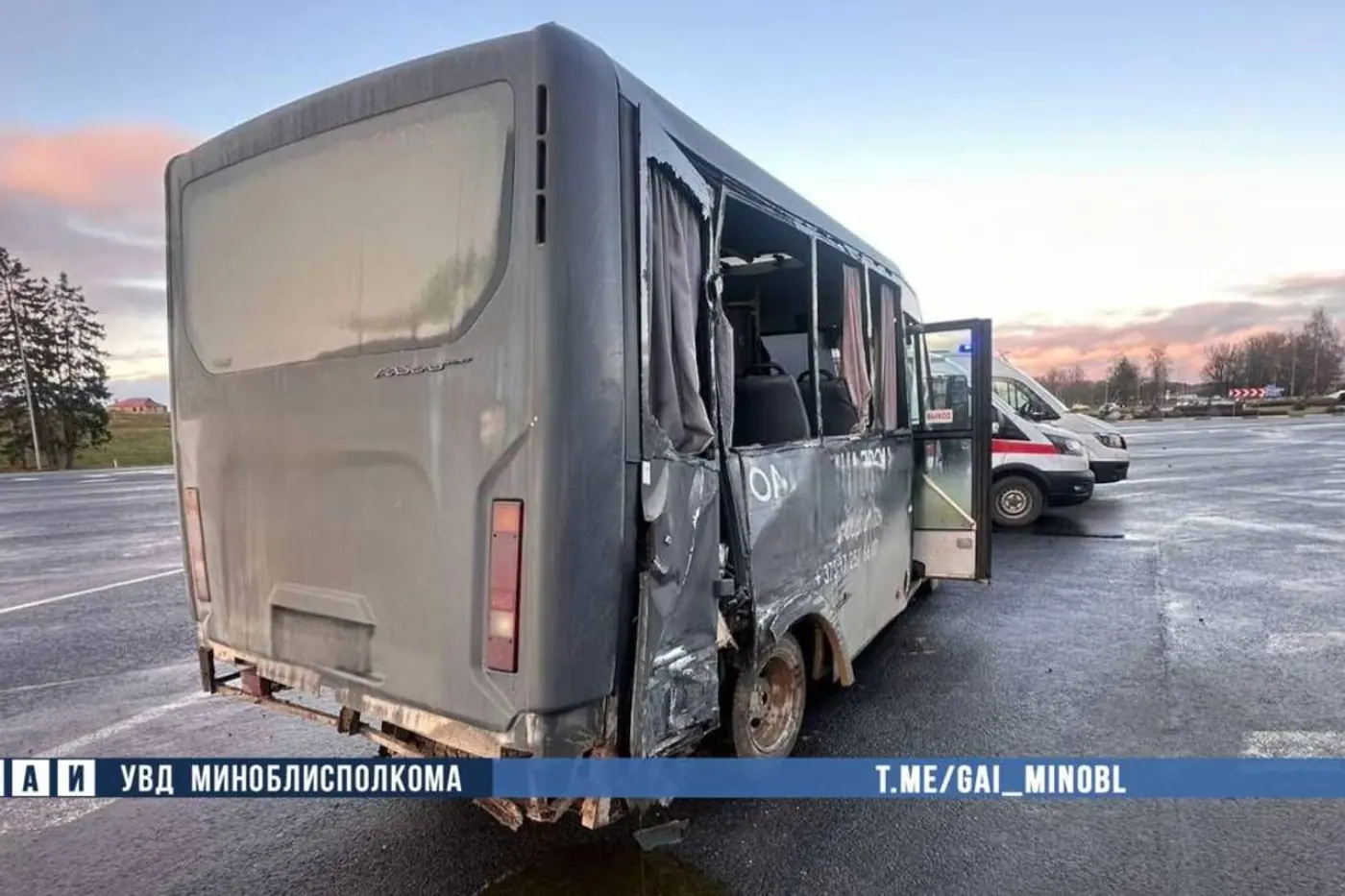 На МКАД-2 самосвал протаранил микроавтобус с рабочими – четверо в больнице