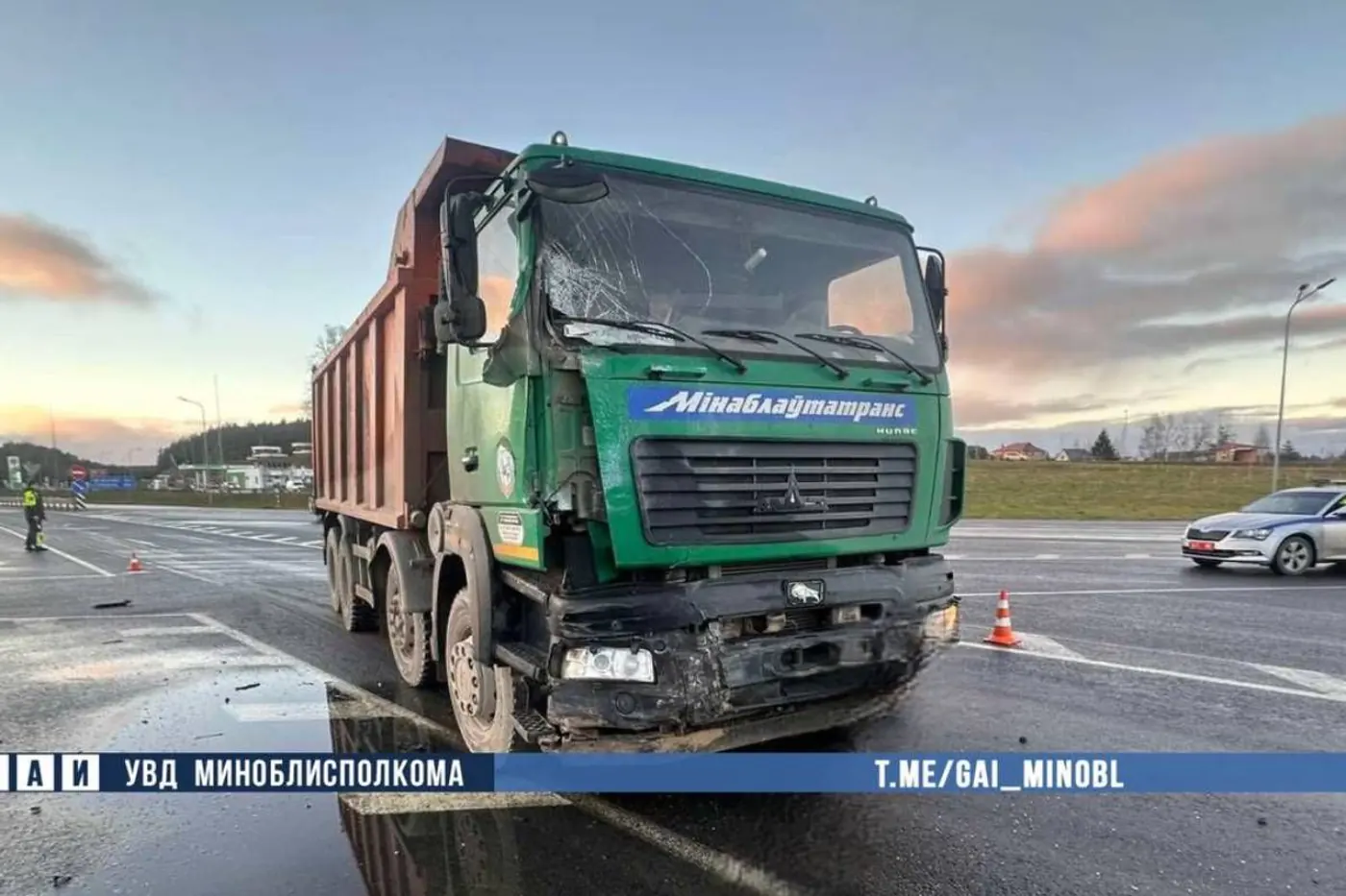 На МКАД-2 самосвал протаранил микроавтобус с рабочими – четверо в больнице