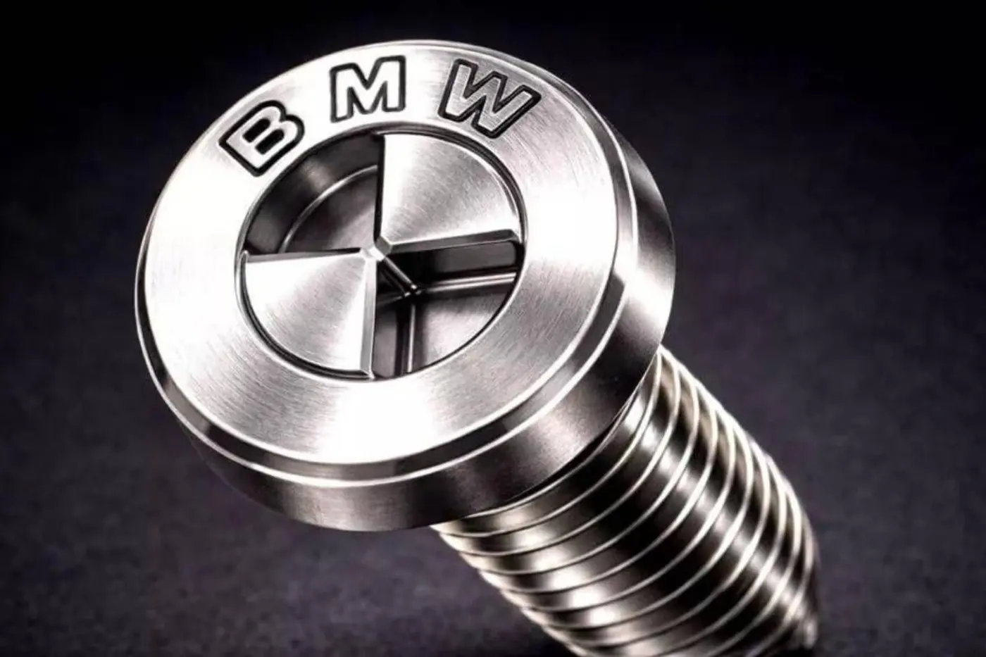 BMW запатентовал винт, который смогут открутить только в официальном сервисе