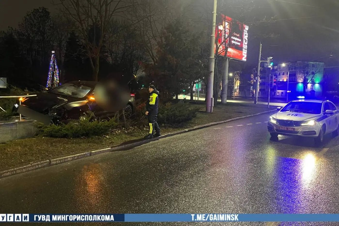 Водитель разбил Zeekr о пешеходный переход в Минске