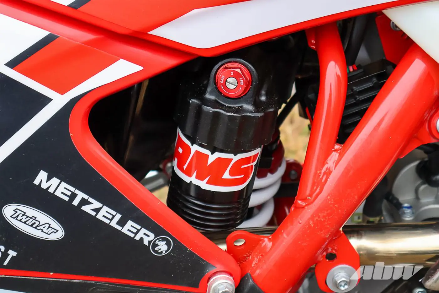 «Валит будь здоров»: тест эндуро-мотоцикла Regulmoto Holeshot Red Edition