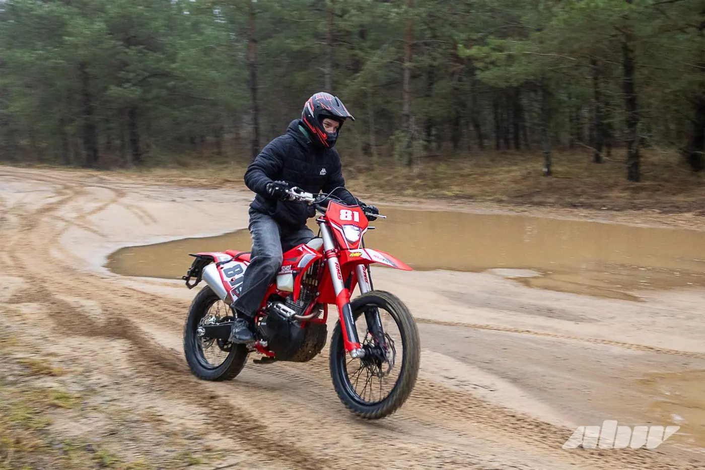 «Валит будь здоров»: тест эндуро-мотоцикла Regulmoto Holeshot Red Edition