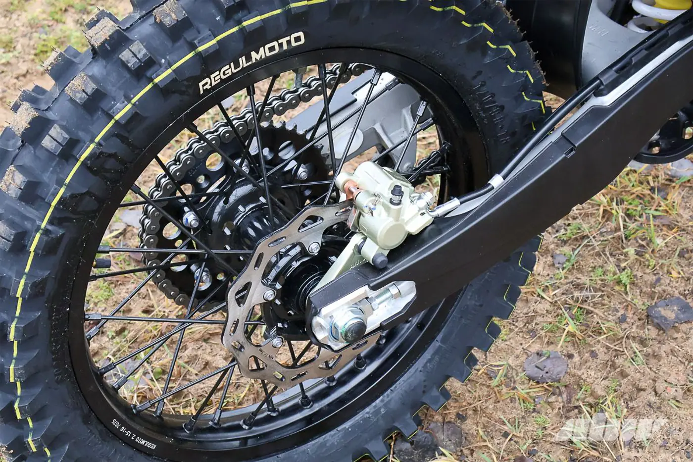 «Валит будь здоров»: тест эндуро-мотоцикла Regulmoto Holeshot Red Edition