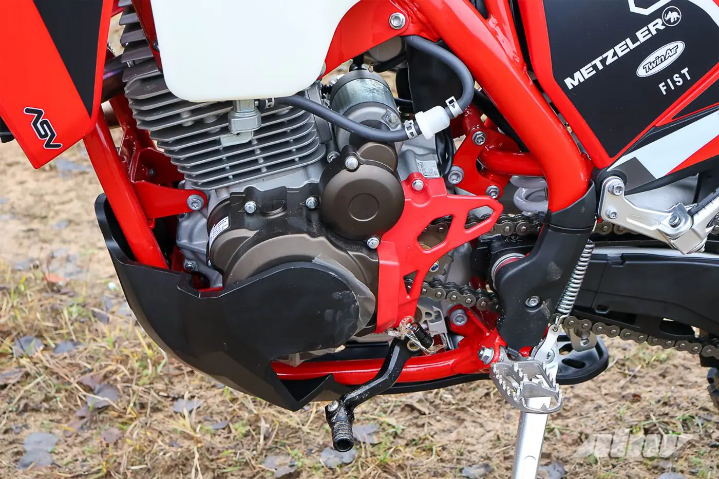 «Валит будь здоров»: тест эндуро-мотоцикла Regulmoto Holeshot Red Edition