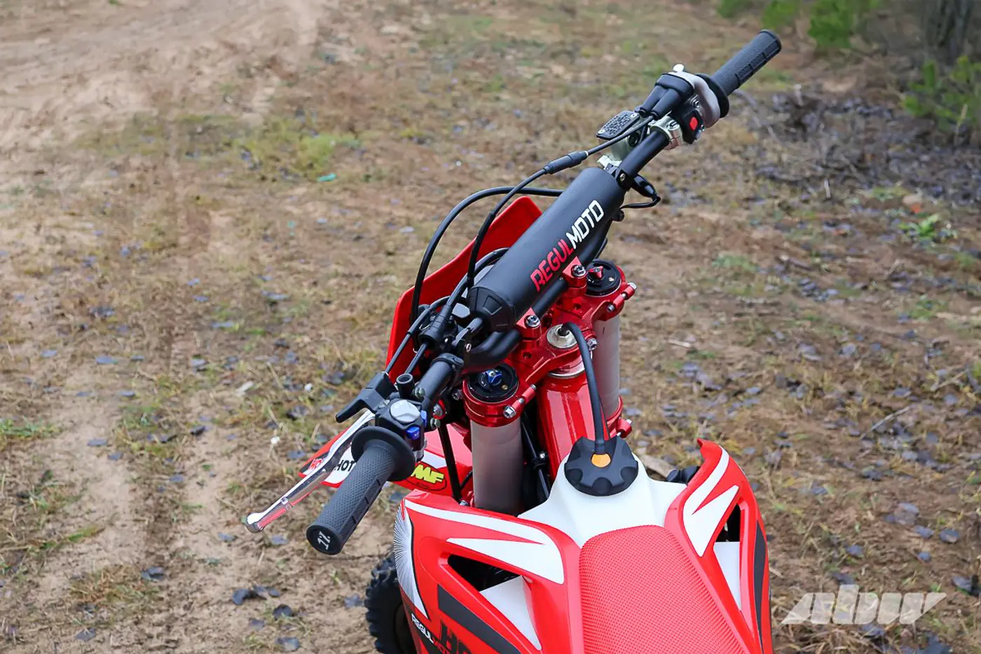 «Валит будь здоров»: тест эндуро-мотоцикла Regulmoto Holeshot Red Edition