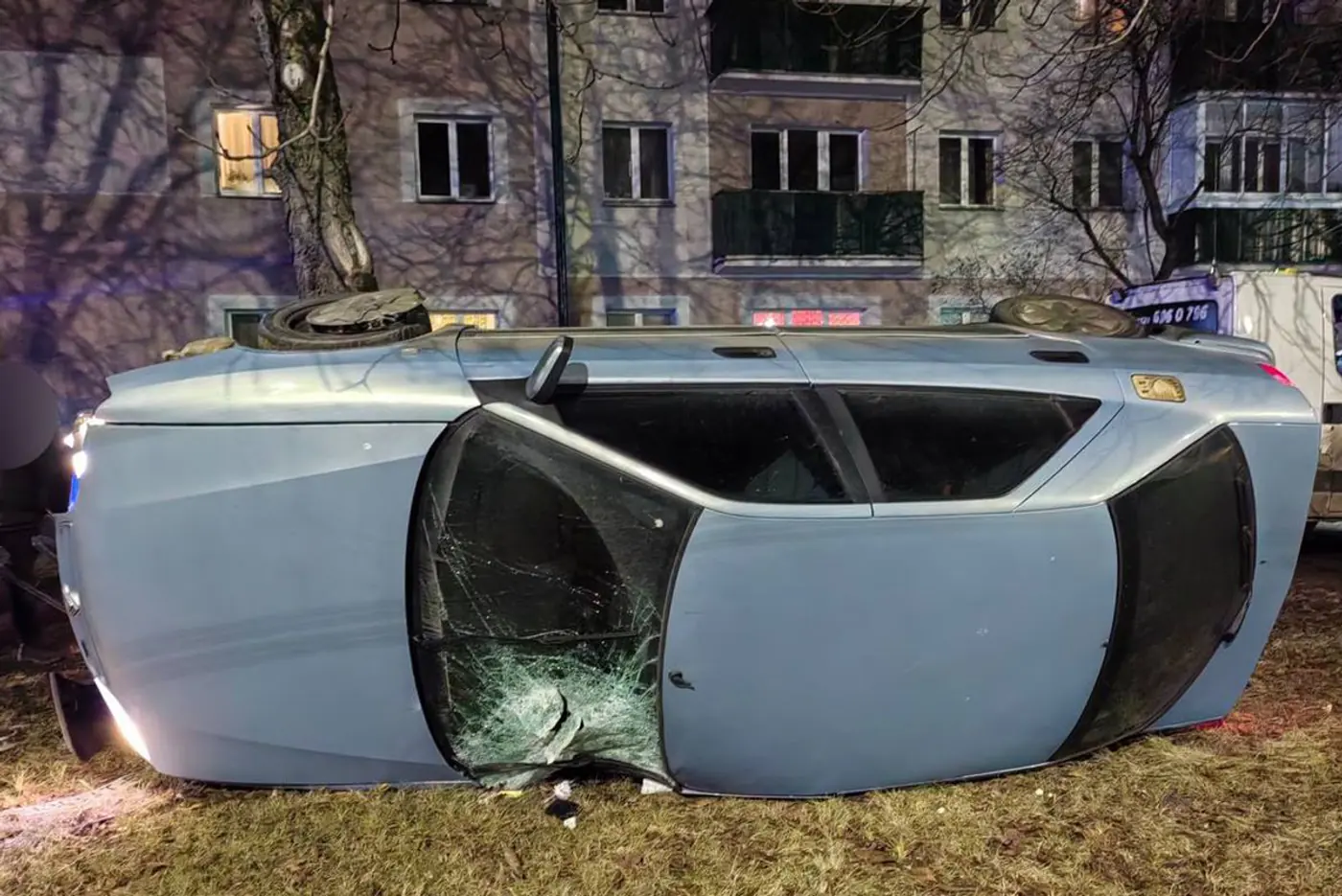 Не справился с управлением: Citroen опрокинулся на улице Железнодорожной в Минске