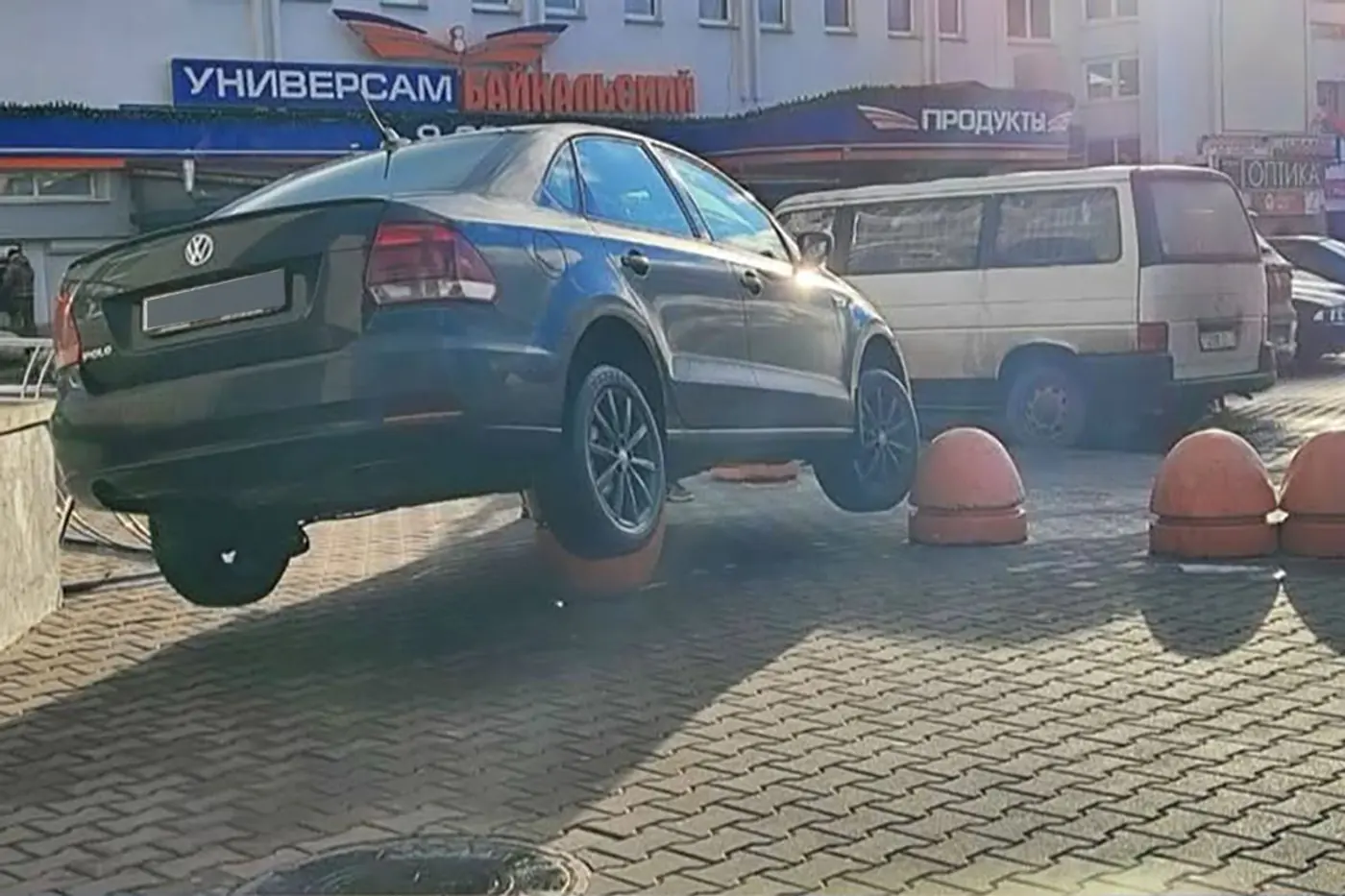 В сети распространились фото «парящего» Volkswagen из Минска. Что произошло?