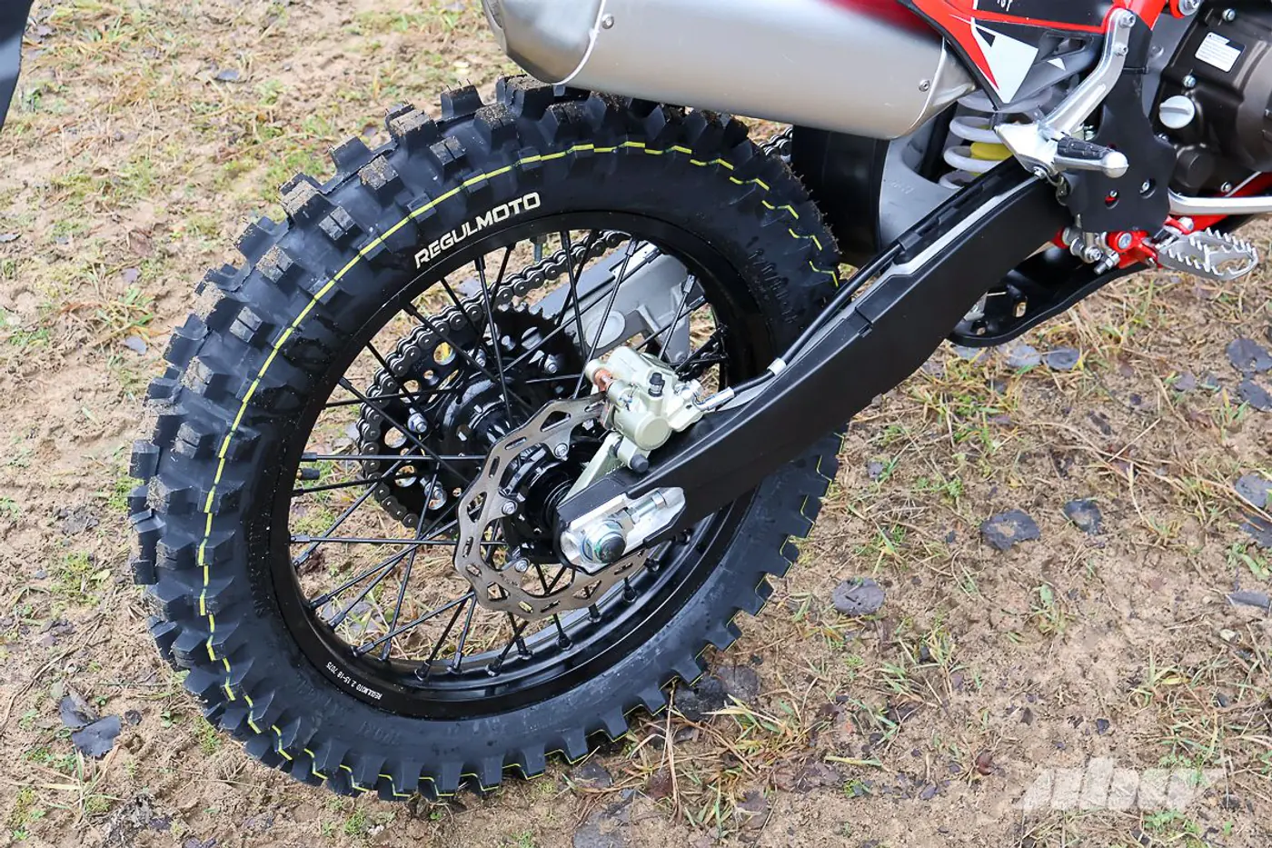 «Валит будь здоров»: тест эндуро-мотоцикла Regulmoto Holeshot Red Edition