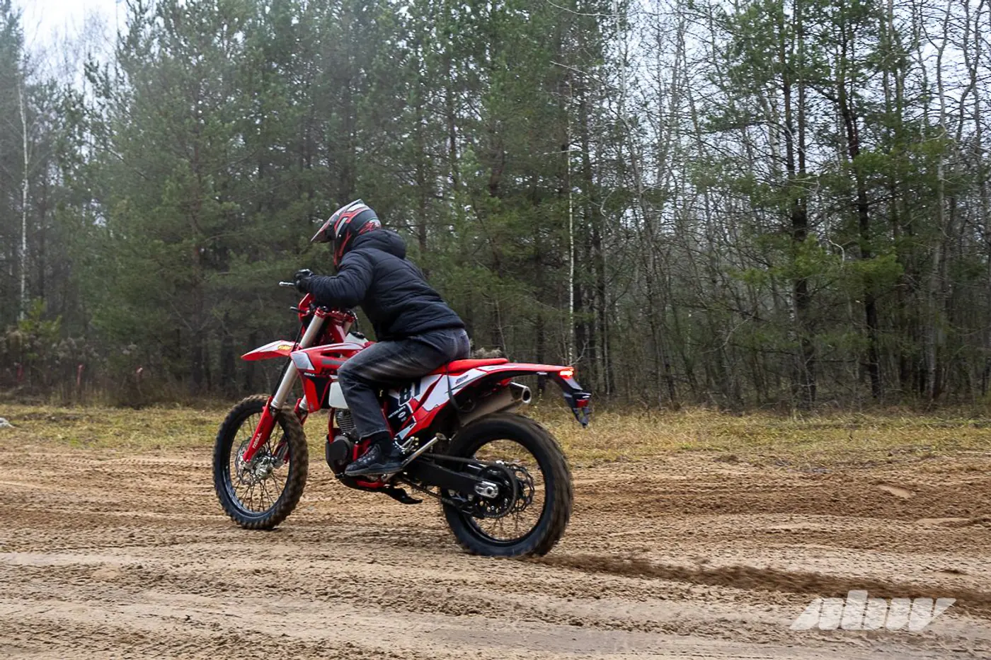 «Валит будь здоров»: тест эндуро-мотоцикла Regulmoto Holeshot Red Edition