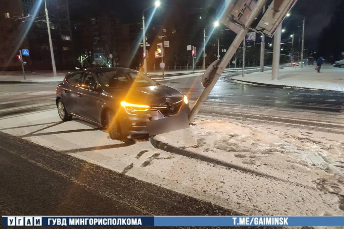 Досадная авария в Минске: Renault въехал в стойку светофора