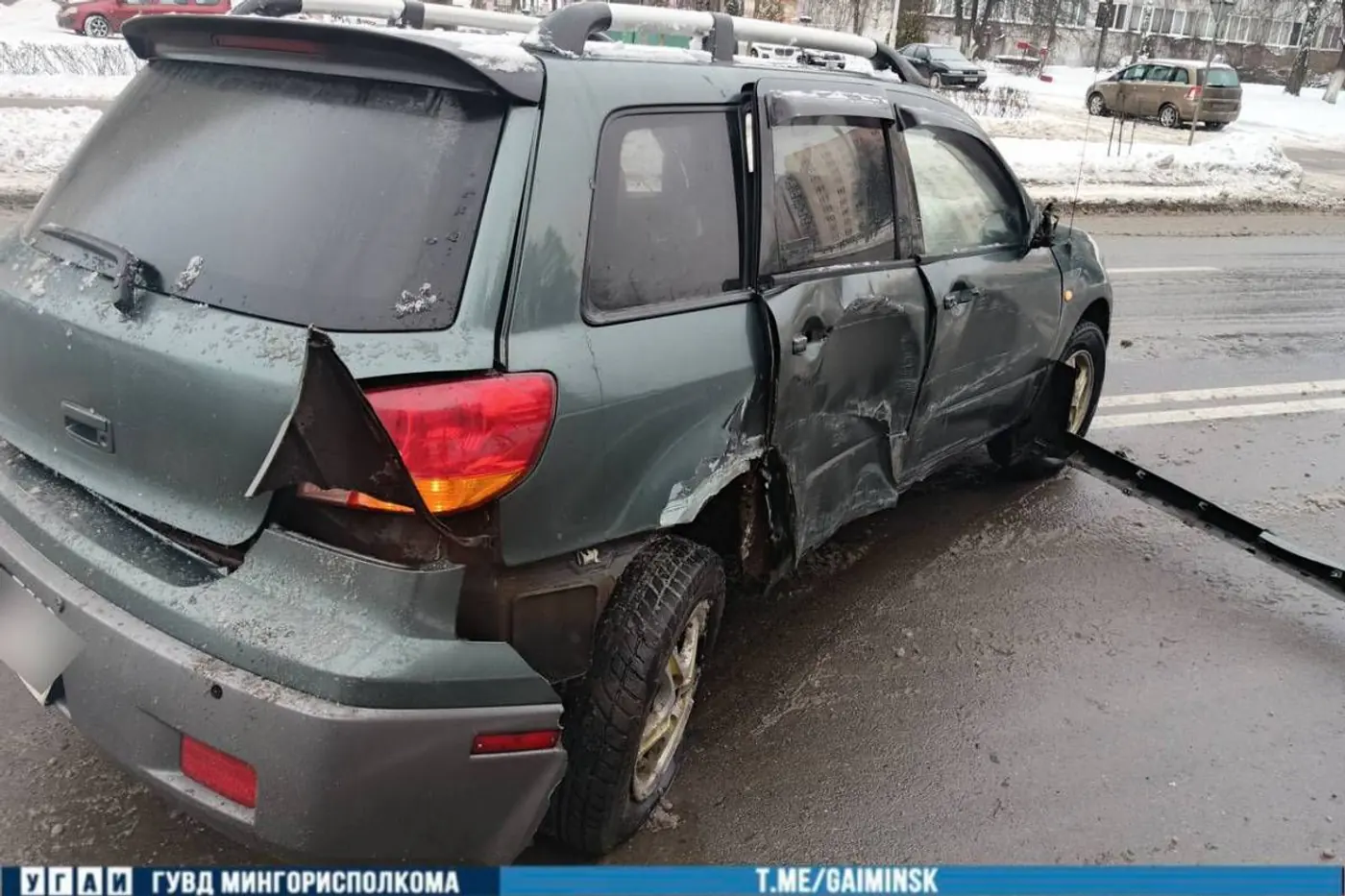 Заклинила педаль газа: Mitsubishi врезался в столб и автобус в Минске