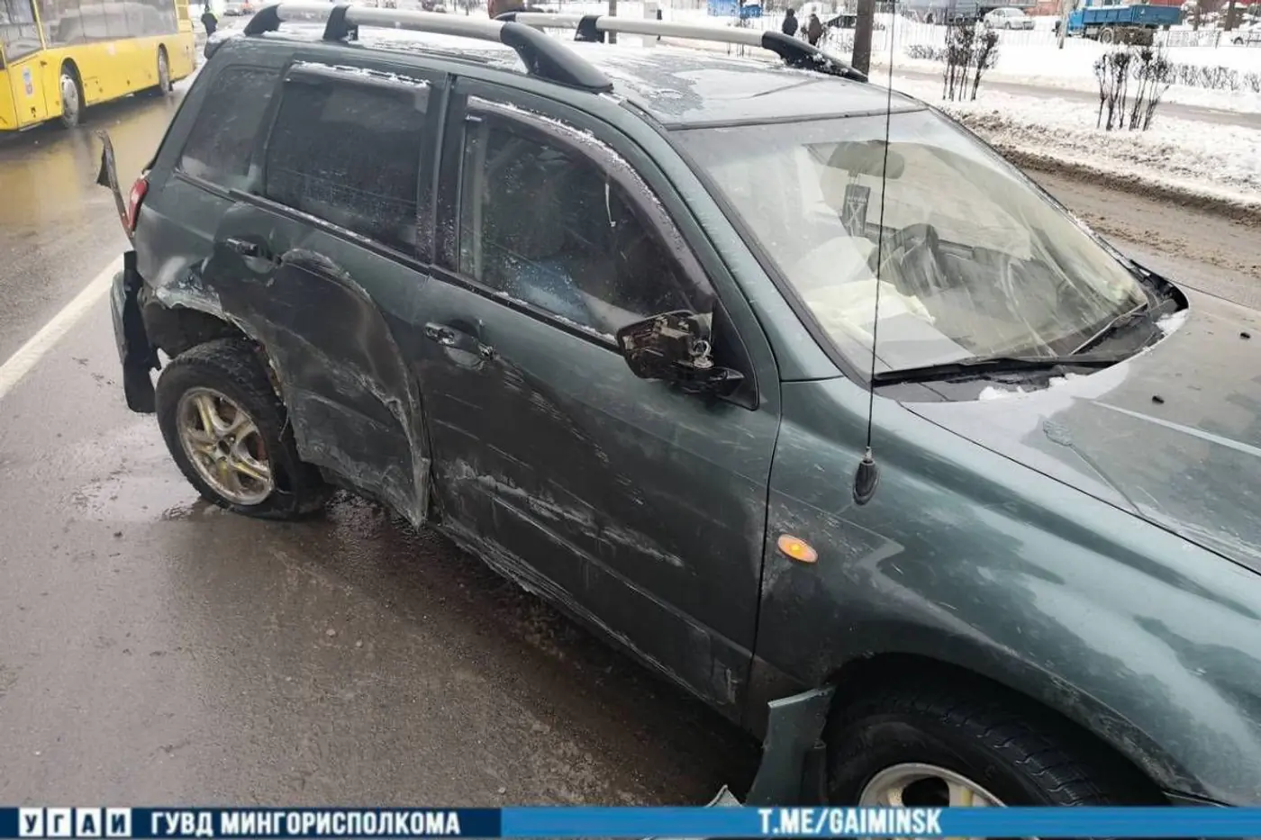 Заклинила педаль газа: Mitsubishi врезался в столб и автобус в Минске