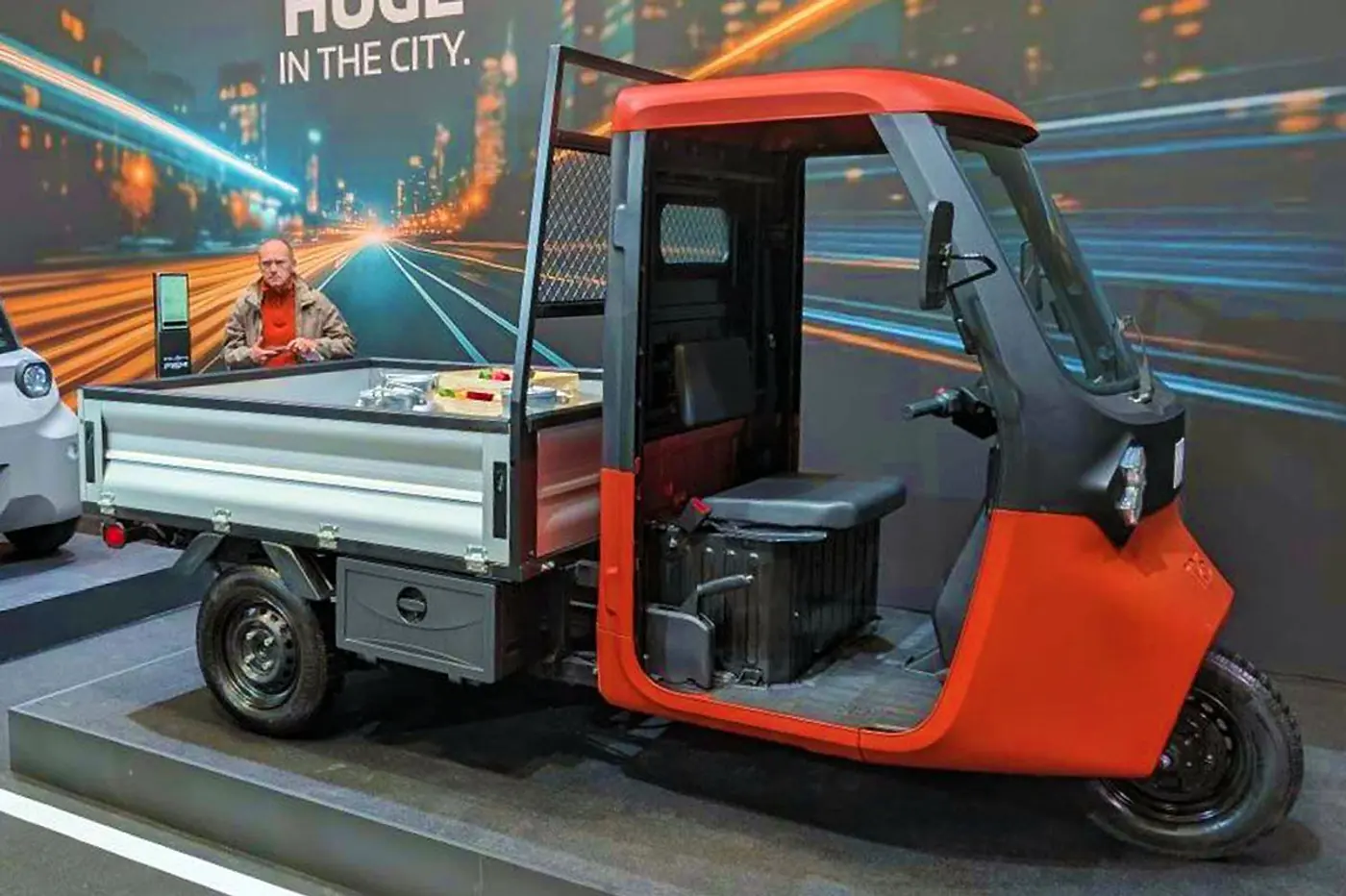 Новинка от Fiat – представлен электрический трехколесный грузовичок Tris