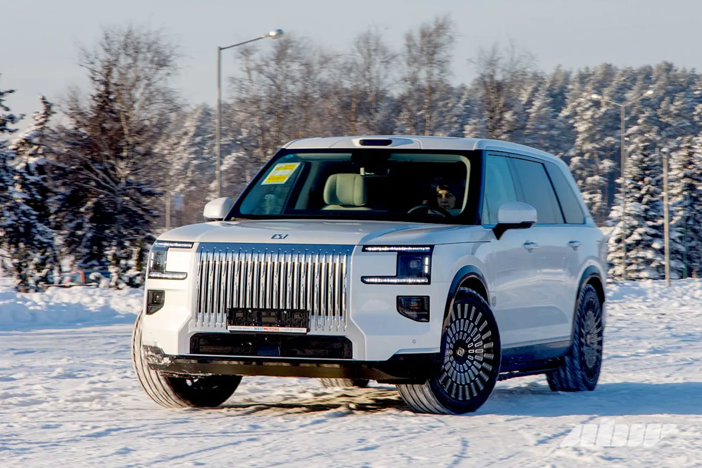 «Хочу быть Rolls-Royce»: быстрое знакомство с Zeekr 9X